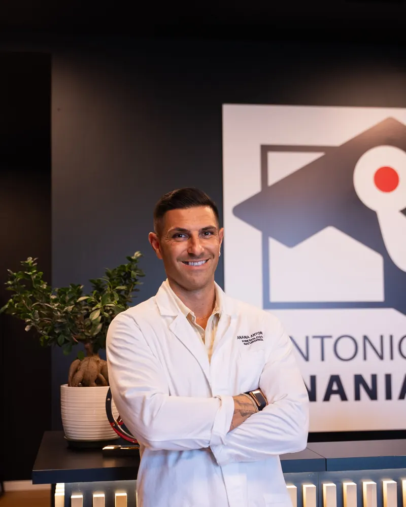 Antonio Anania davanti al logo del suo centro a Lugo